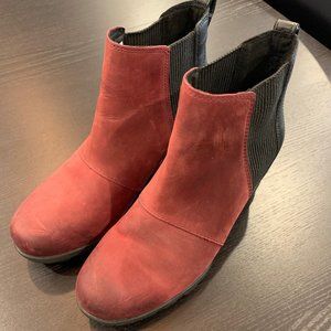 Joan of Arctic Wedge III Chelsea boot